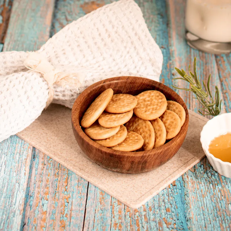 Biscuits avec ramequin miel posés sur une table