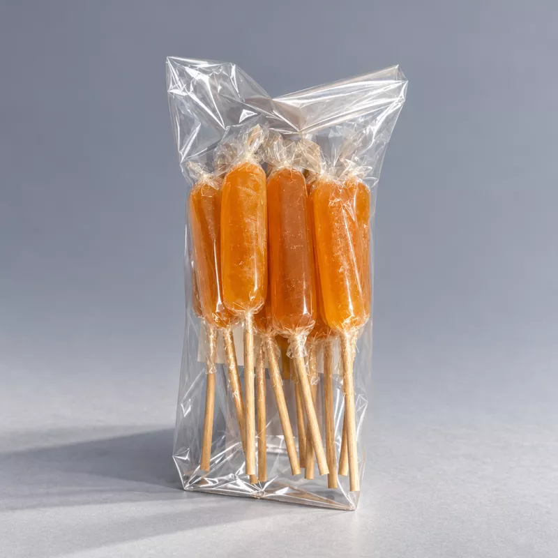Sachet bonbons miel sur fond gris 