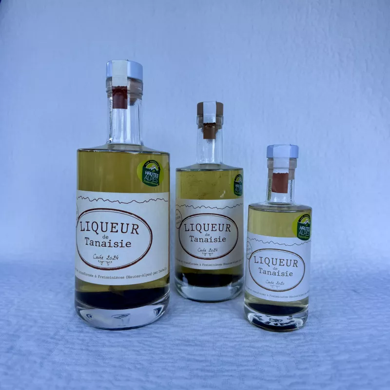 Trois bouteilles de différentes tailles de liqueur de tanaisie.