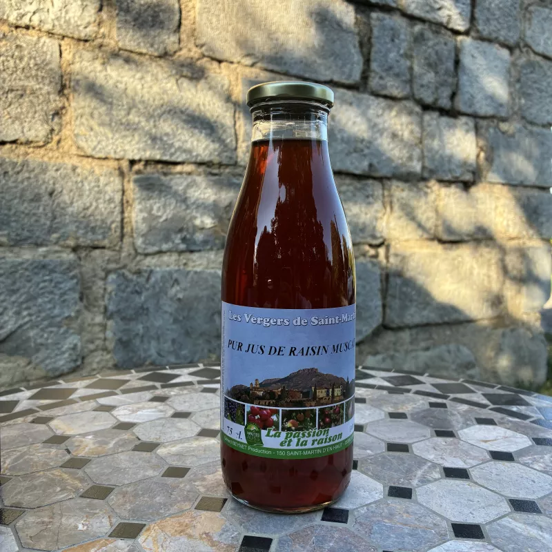 Bouteille en verre de jus de raisin muscat 